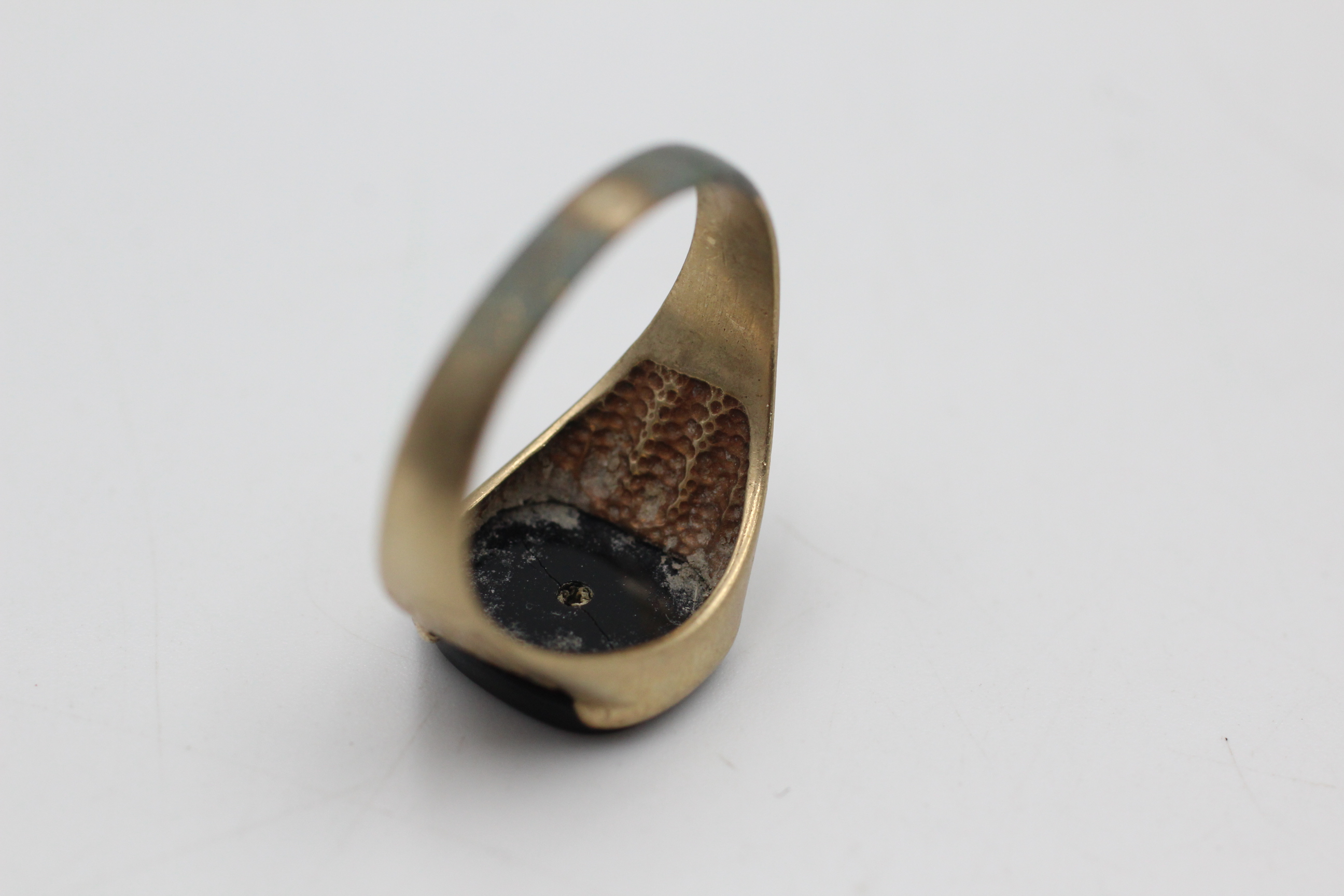 9ct gold onyx eagle inlay design ring (3.4g) - Image 4 of 4