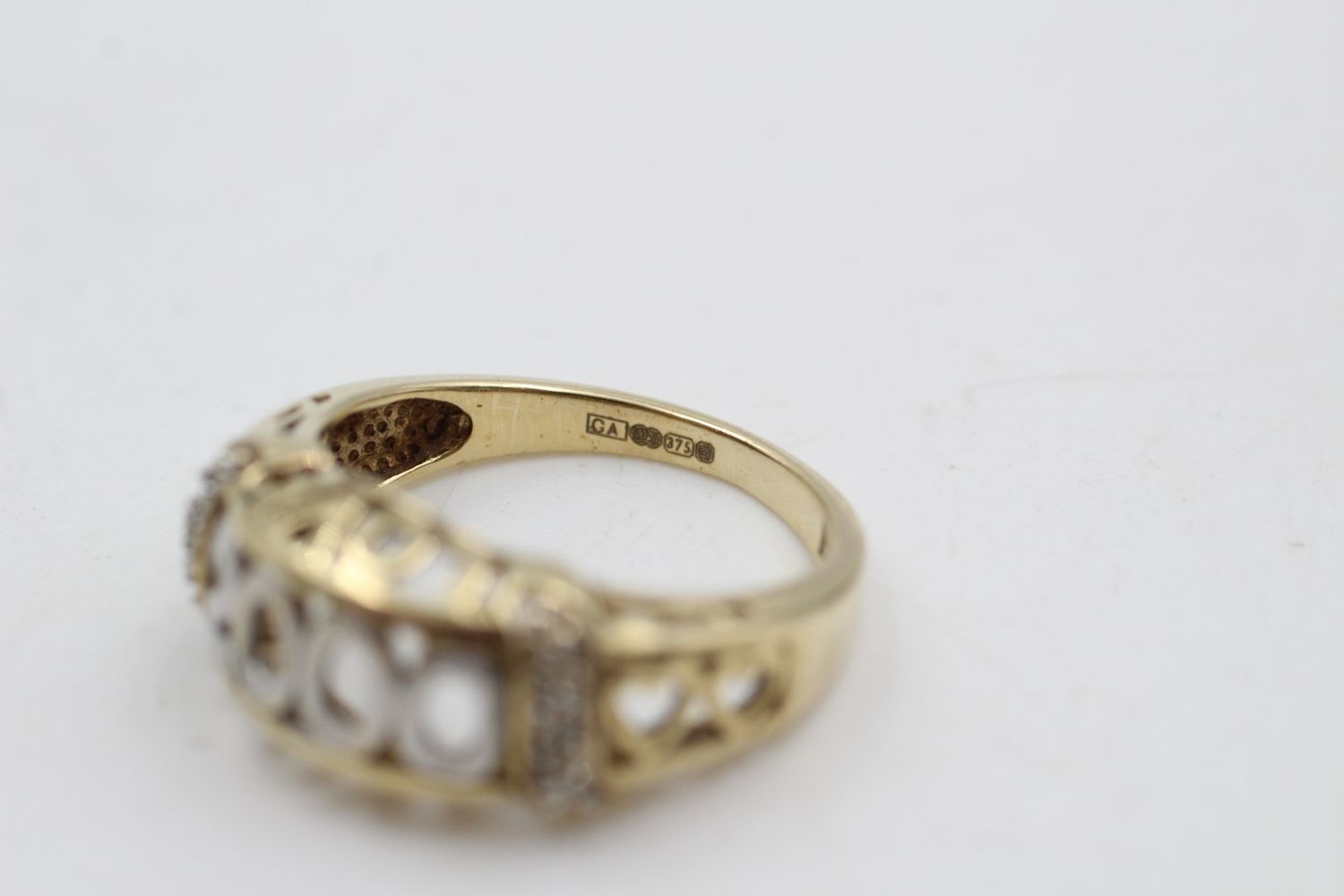 vintage 9ct gold two-tone '2000' cutwork ring 2.3 grams gross - Image 5 of 5