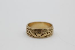 9ct gold claddagh chased design & message engraved band ring (3.8g)