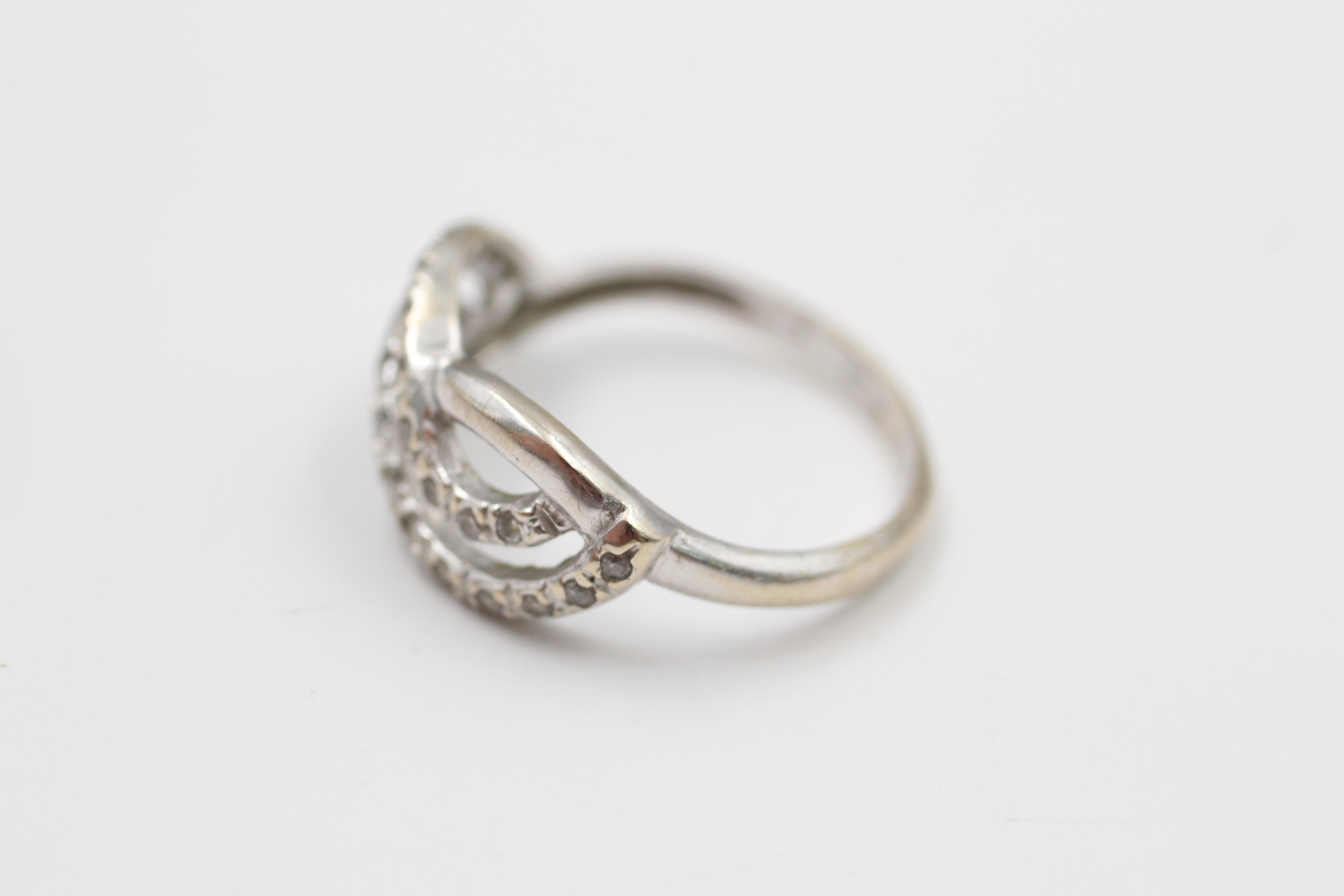 18ct white gold gemstone wave ring (3g) - Image 2 of 4