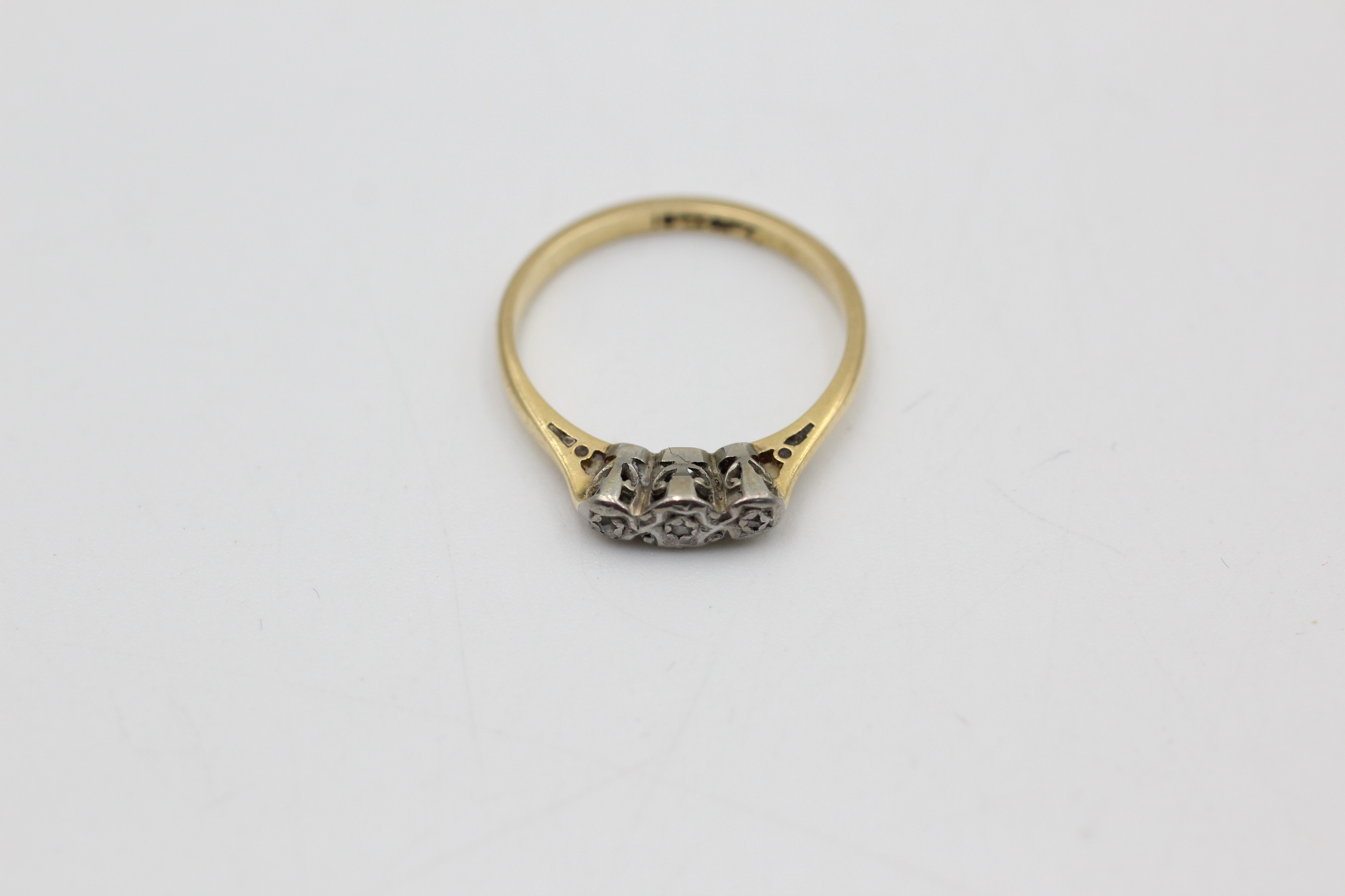 18ct gold antique diamond trilogy ring (2g)