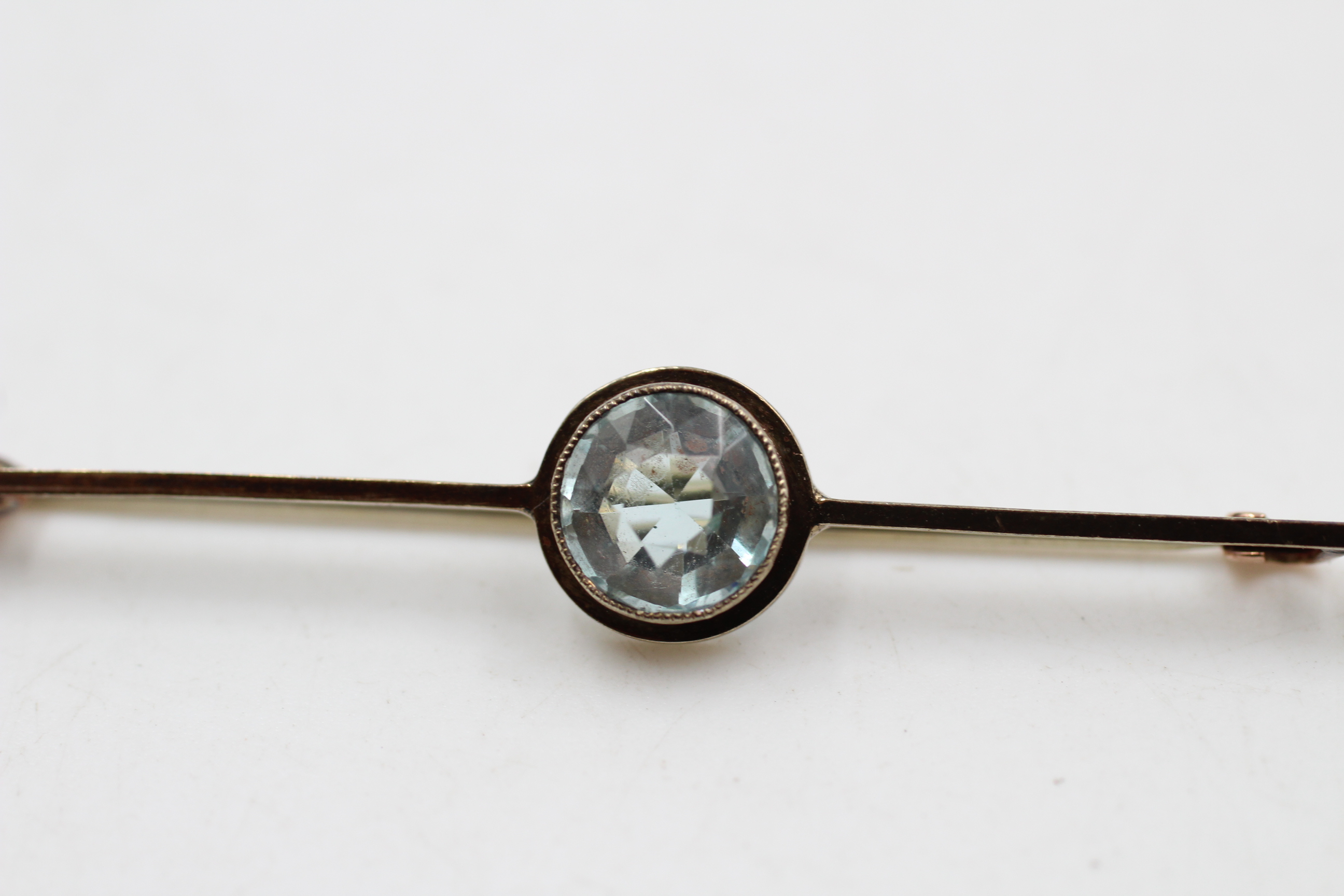 9ct gold vintage blue gemstone paste bar brooch (3.2g) - Image 2 of 4
