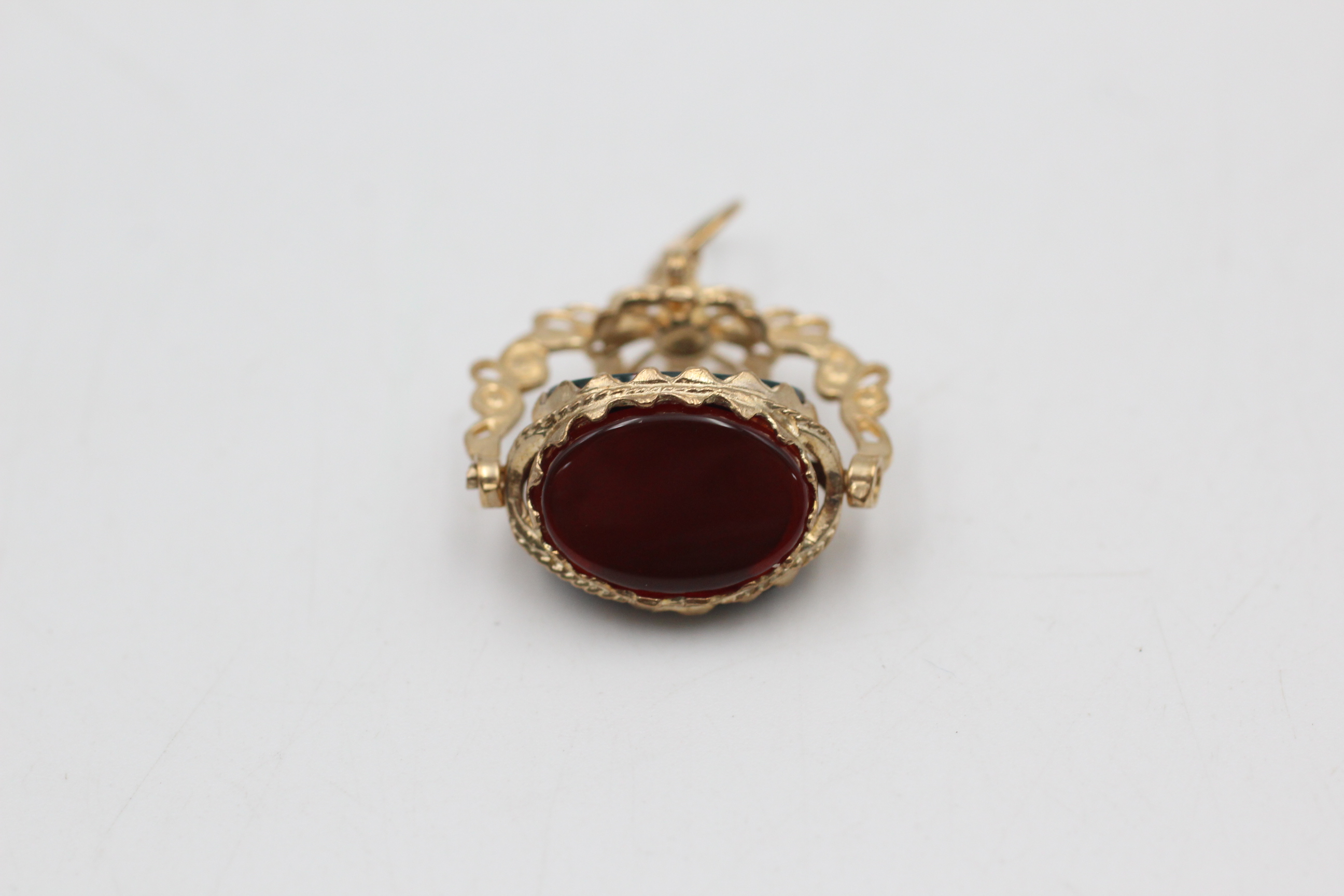 9ct gold onyx, carnelian & blood stone fob (4.7g) - Image 3 of 4