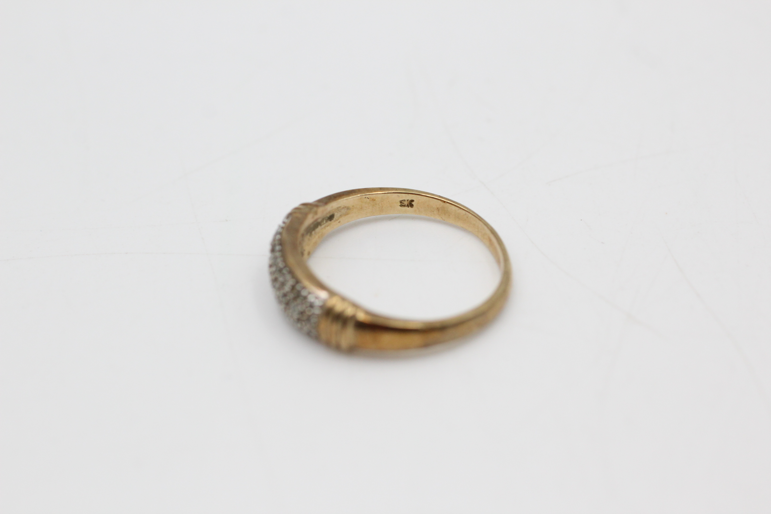 9ct gold diamond band ring (3.4g) - Image 4 of 5