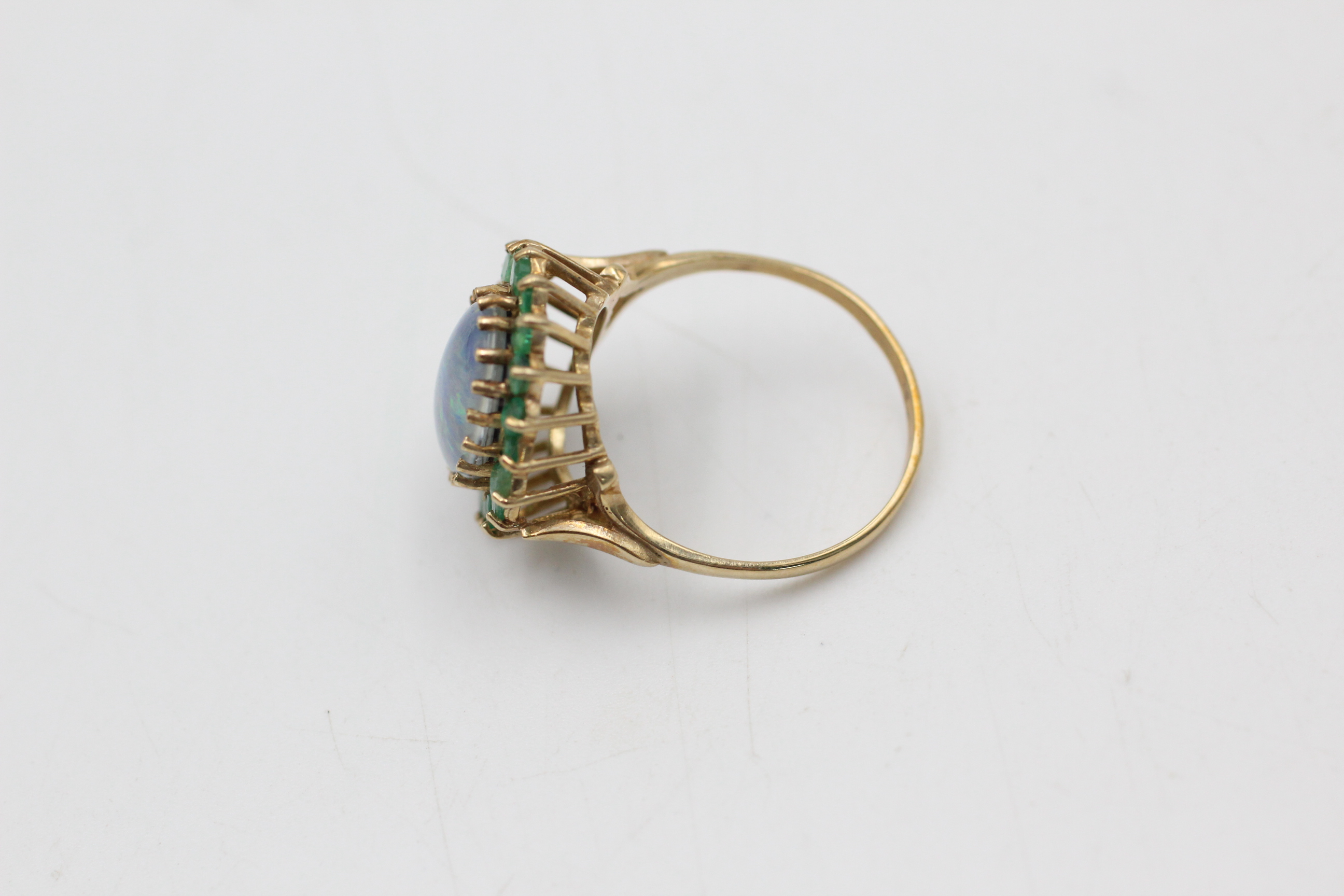 9ct gold opal & emerald dress ring (3.7g) - Image 2 of 4