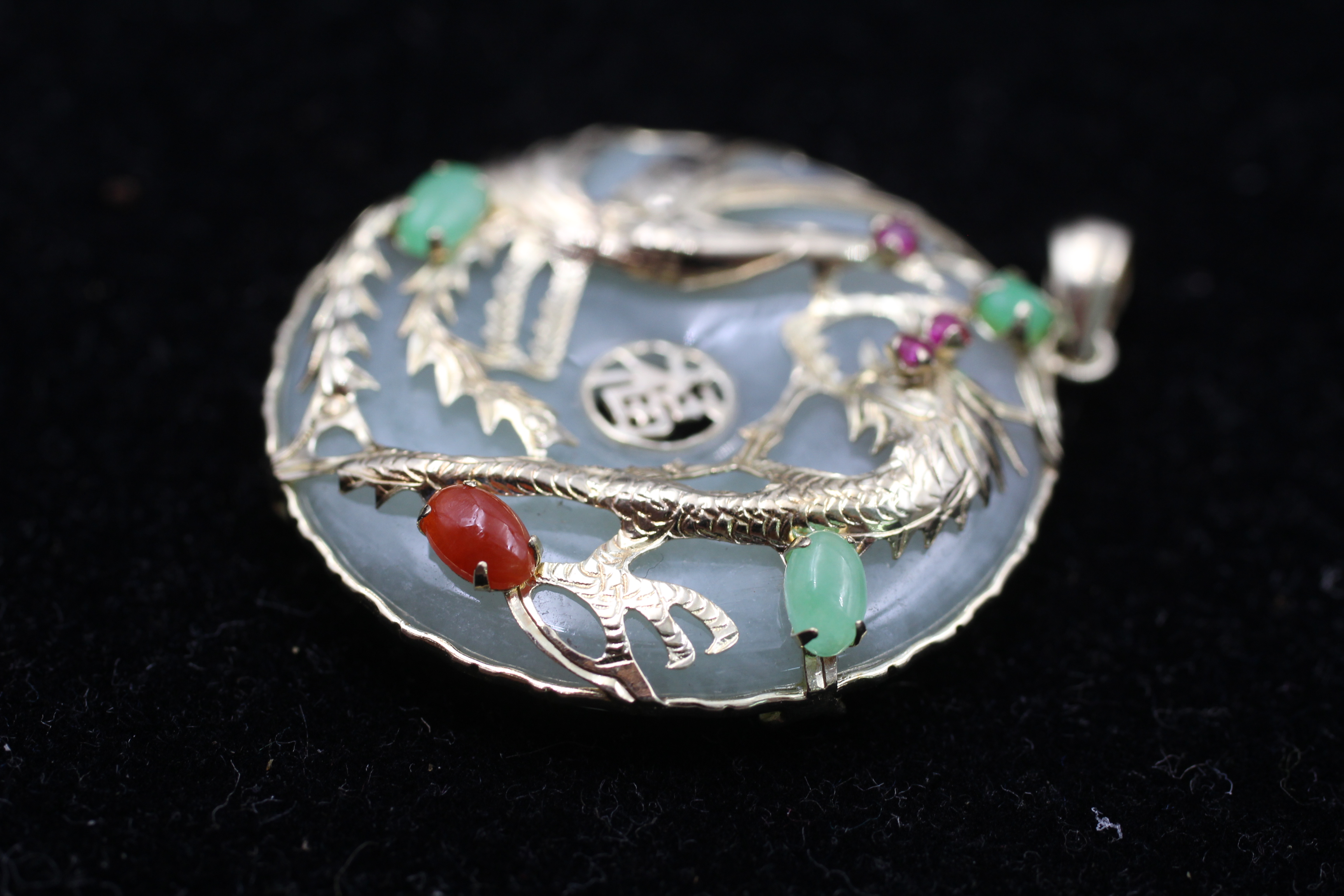 14ct gold ornate jadeite, carnelian, chrysoprase & ruby pendant (10.6g) - Image 2 of 5