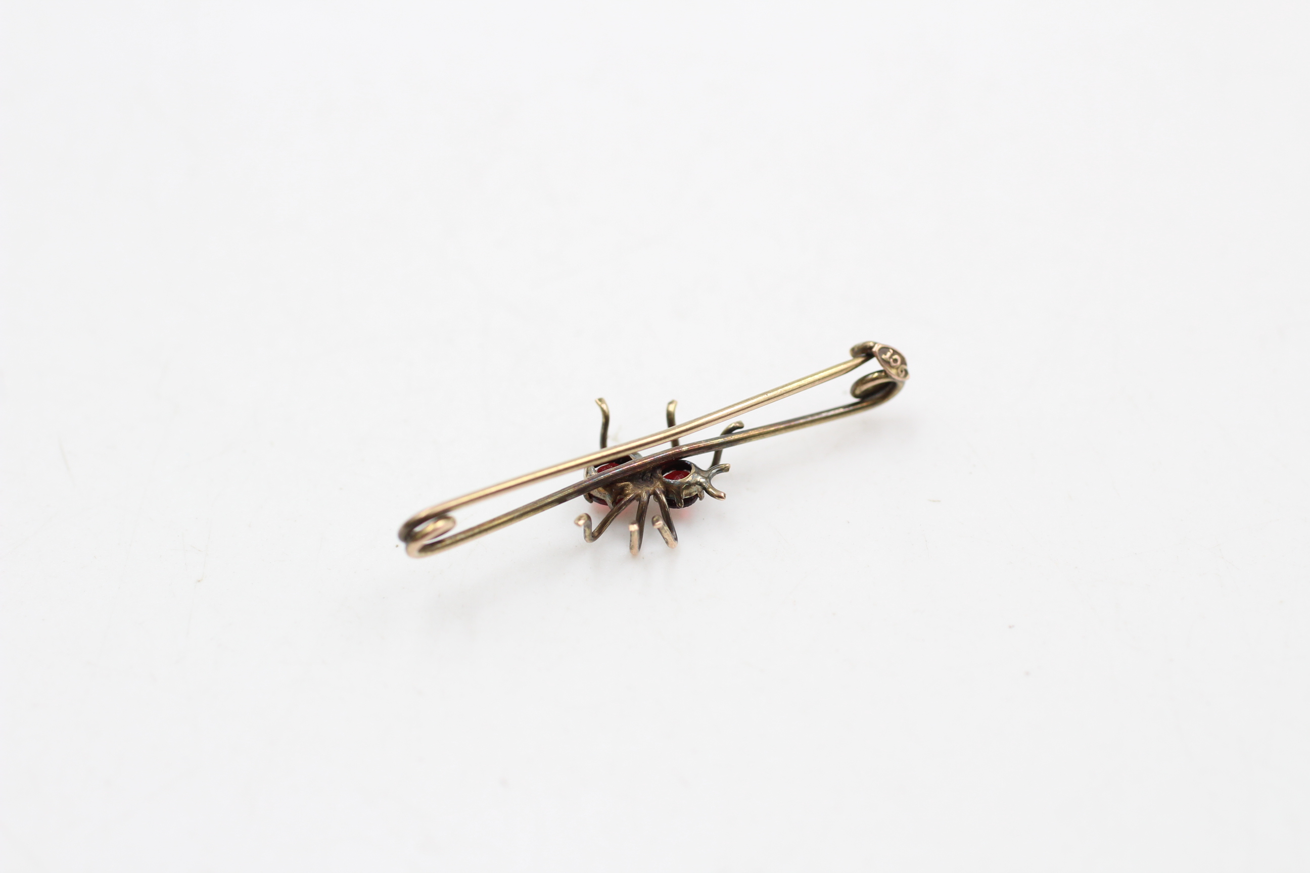 9ct gold garnet spider bar brooch (1.1g) - Image 3 of 4