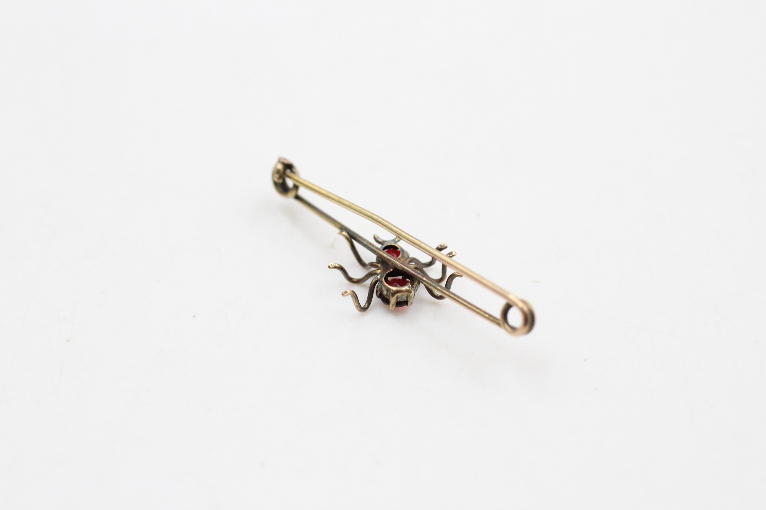 9ct gold garnet spider bar brooch (1.1g) - Image 4 of 4