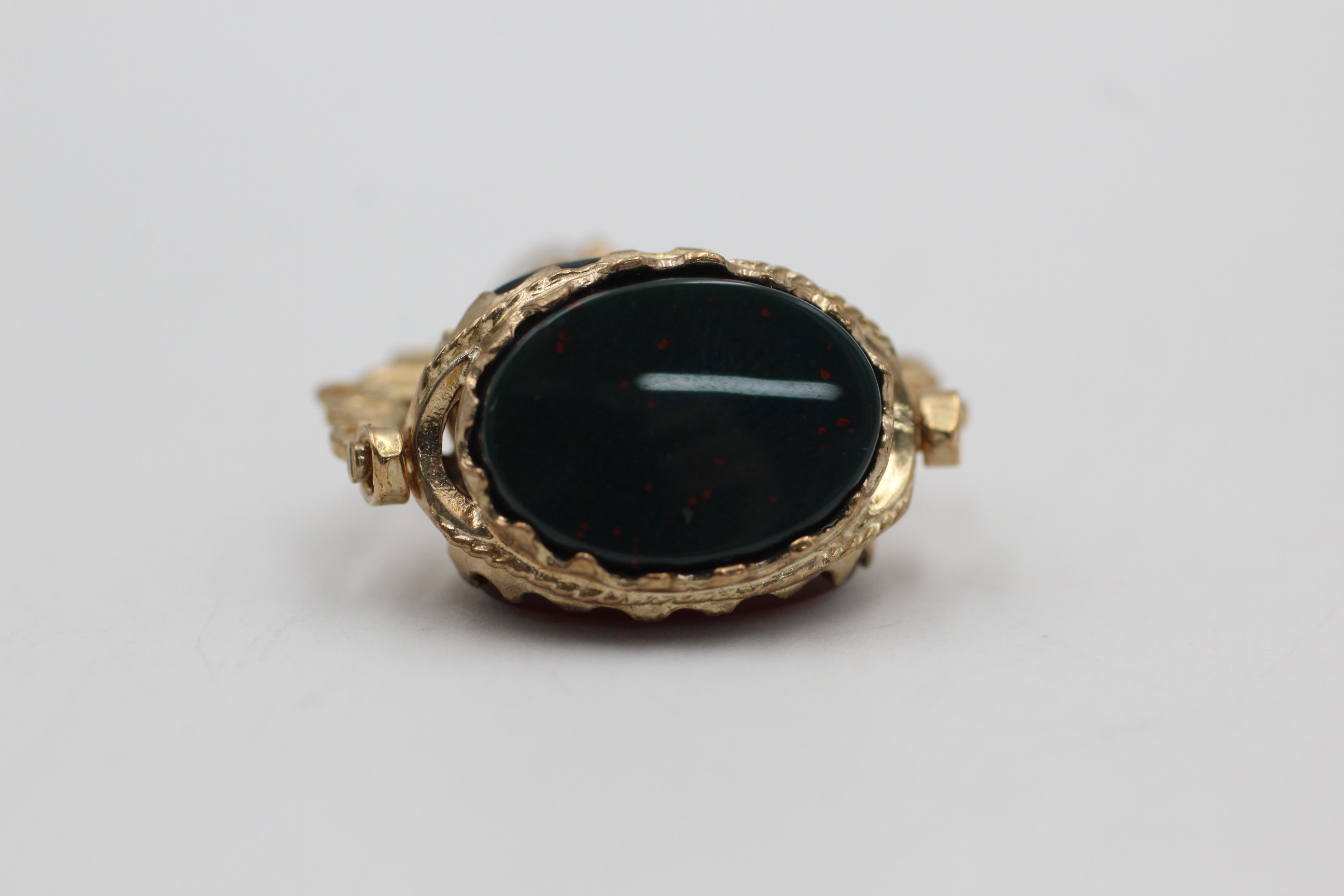 9ct gold onyx, carnelian & blood stone fob (4.7g) - Image 2 of 4