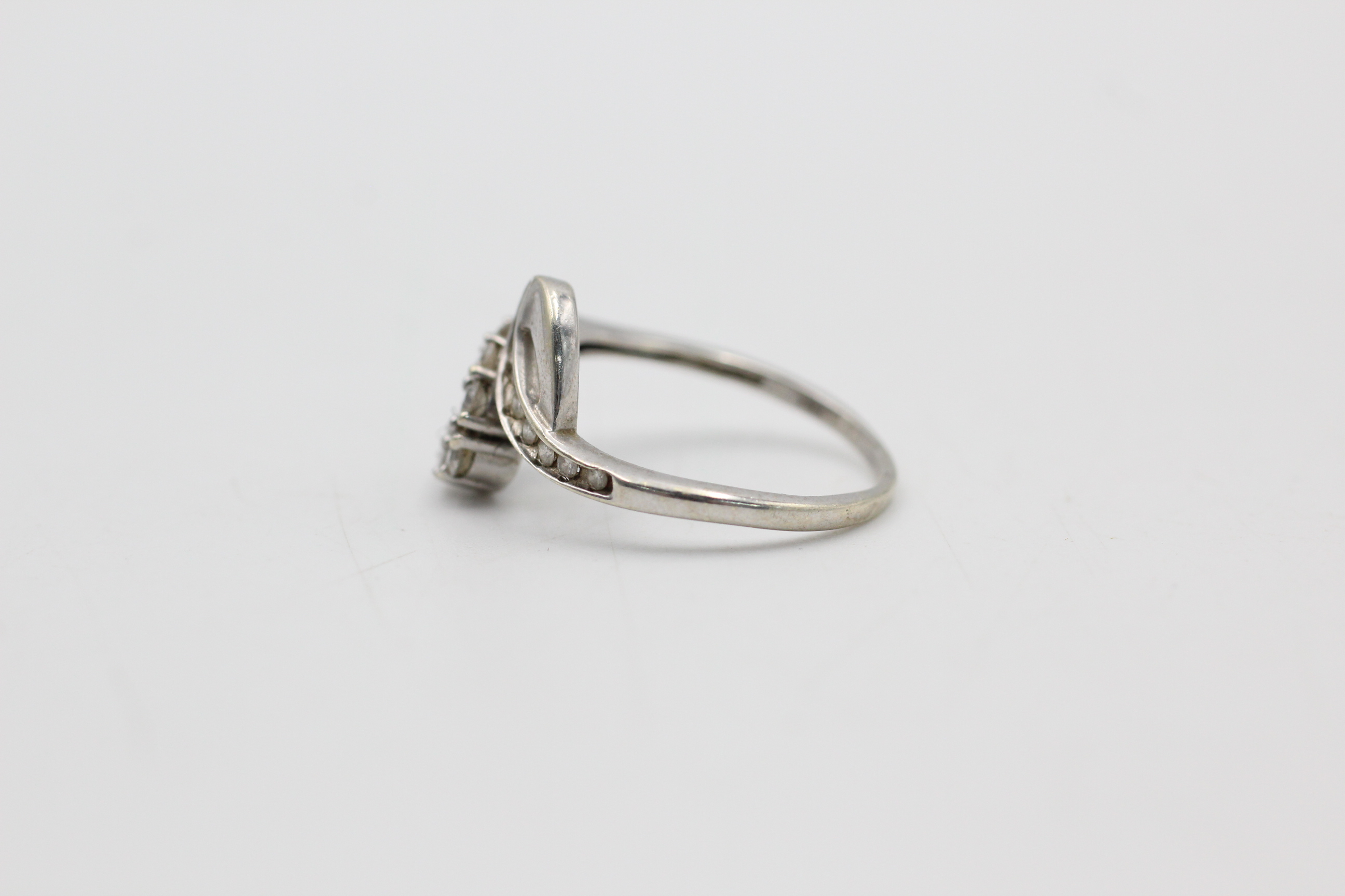 9ct white gold diamond looping design ring (3g) - Image 2 of 4