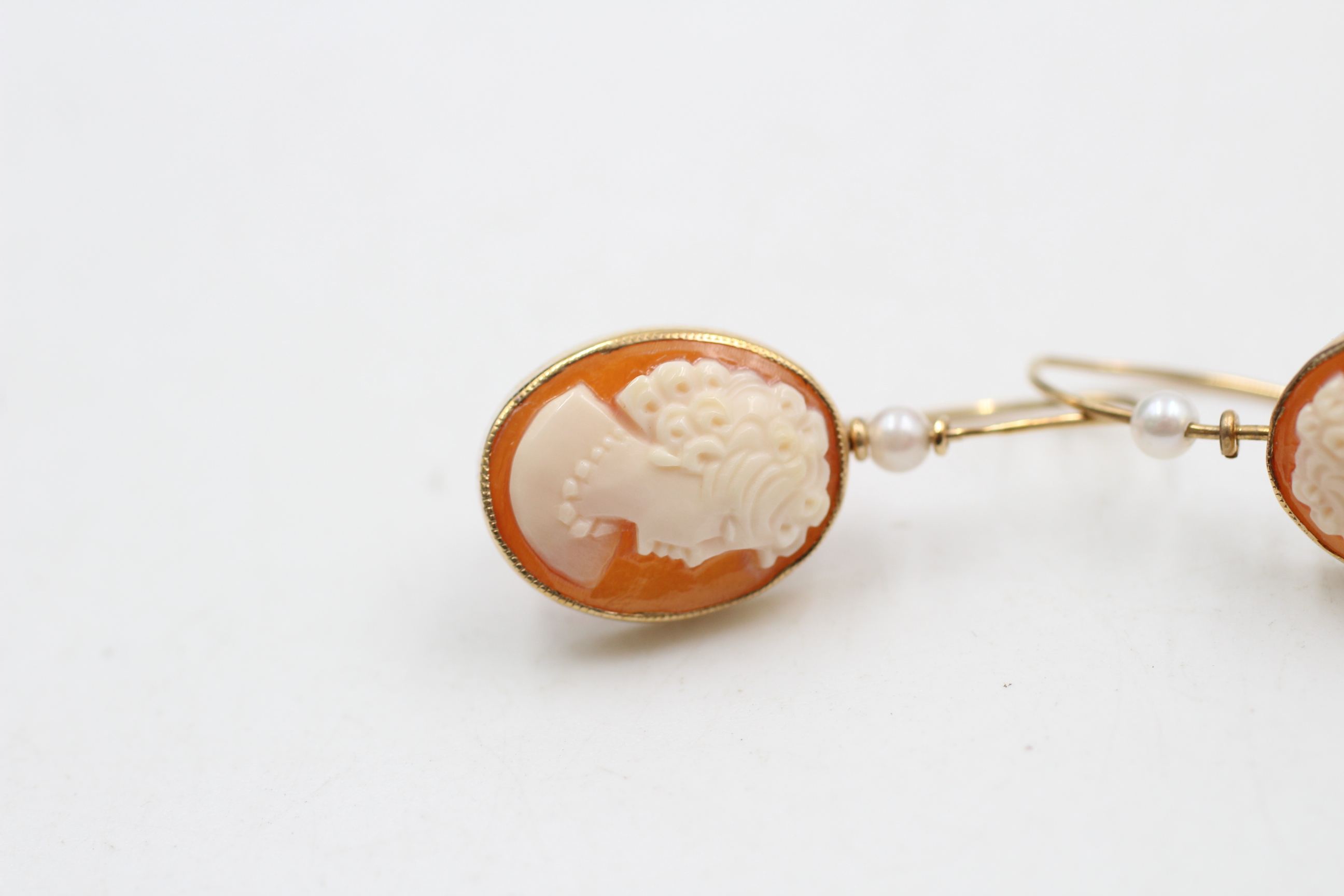 9ct gold vintage cameo & pearl drop hook earrings (4g) - Image 2 of 4