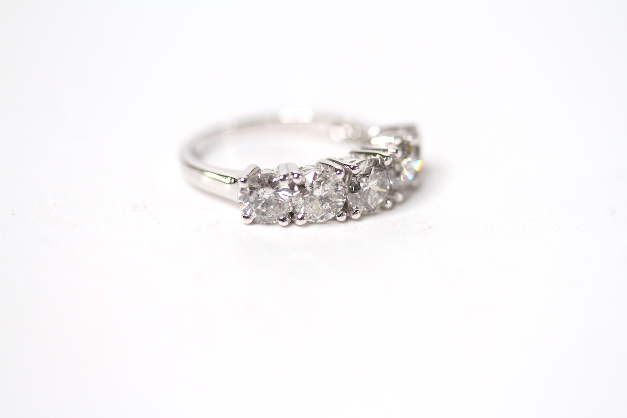 18ct white gold 5 stone diamond ring. RBC diamonds 2.85ct - Image 2 of 4