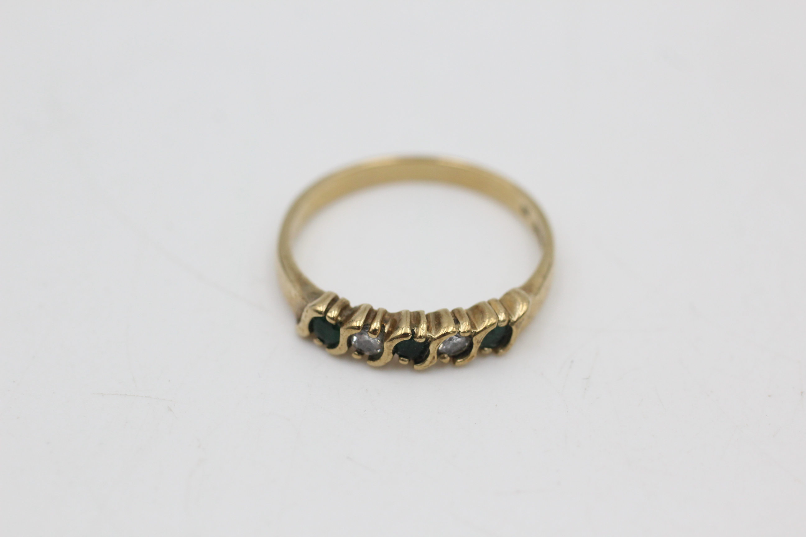 9ct gold diamond & emerald half eternity ring (2.3g)