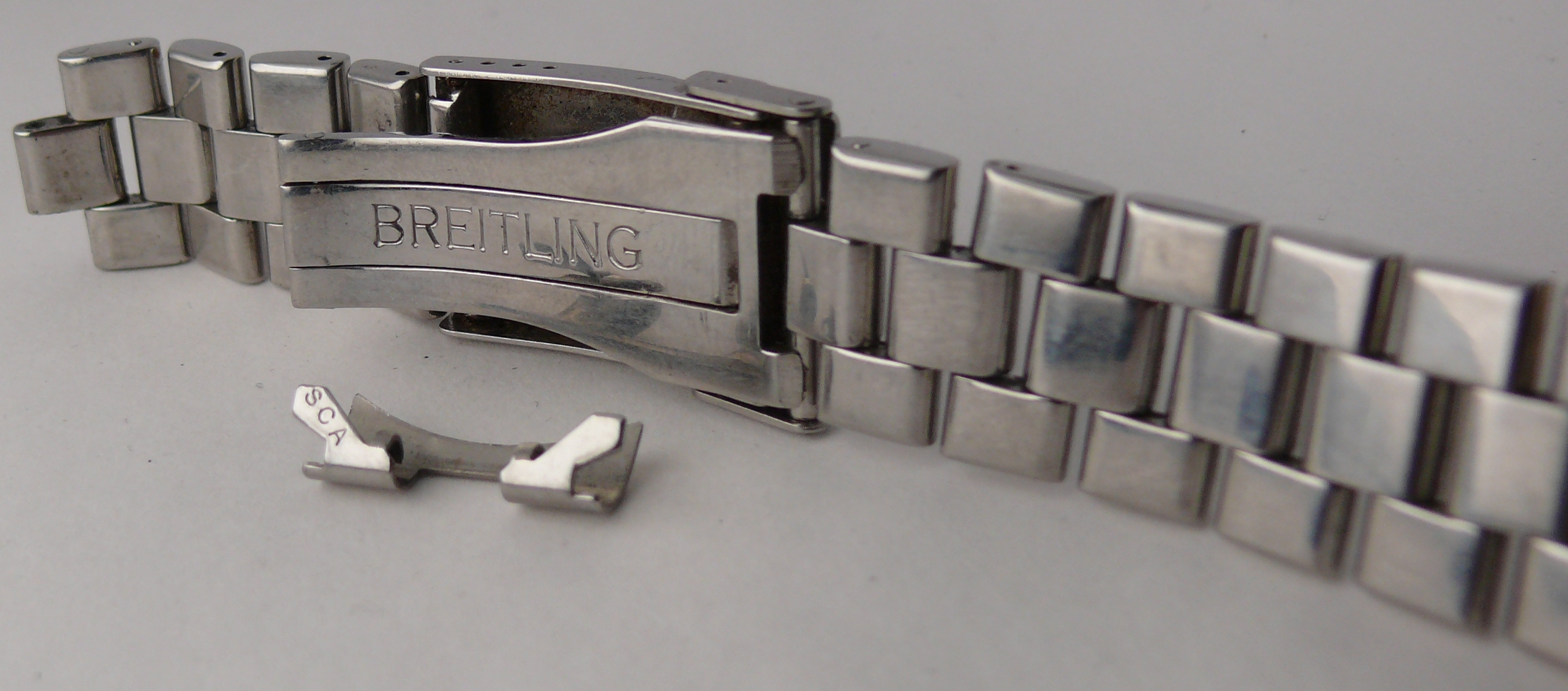 An incomplete Genuine Breitling 20mm Bracelet, with one end link marked SCA. Clasp does not lock - Image 3 of 5