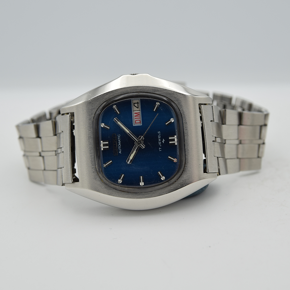 *TO BE SOLD WITHOUT RESERVE* GENTLEMAN'S SEIKO AUTOMATIC BLUE TEXTURED DIAL, REF. 7009-5010,