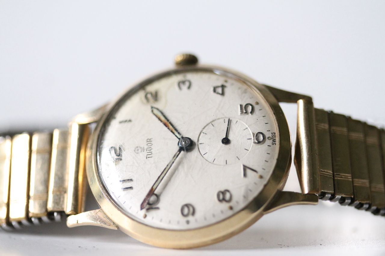 VINTAGE 9CT TUDOR MANUAL WIND WRIST WATCH, circular cream dial with arabic numeral hour markers,