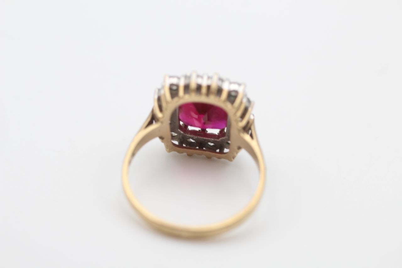 9ct gold synthetic ruby & clear gemstone cluster ring (4.1g) - Image 4 of 5