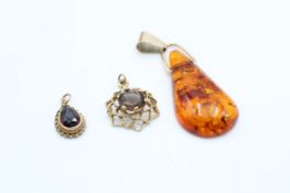 3x 9ct gold pendants inc.amber, garnet & smoky quartz (7.1g)