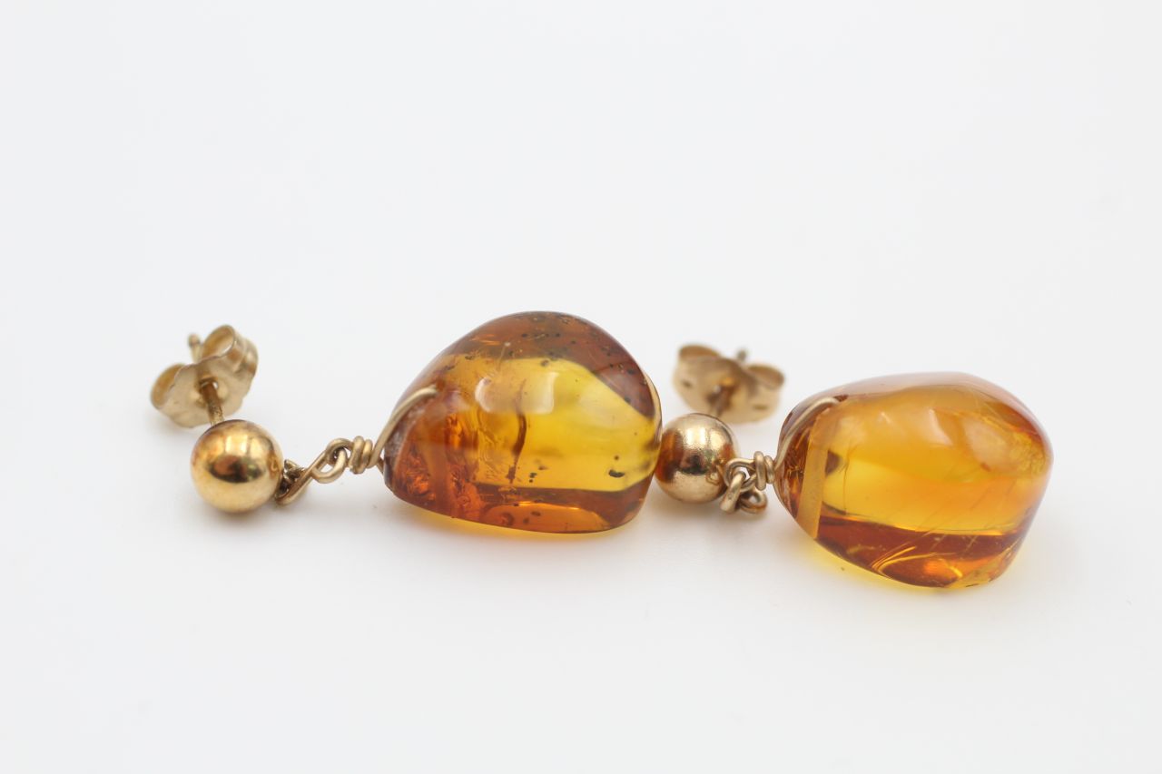 2 x 9ct gold vintage paired amber earrings inc. stud & drop (4.4g) - Image 4 of 4