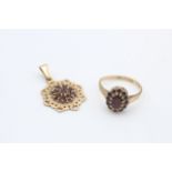 2 x 9ct gold garnet detail jewellery inc. ring, pendant (4.3g)