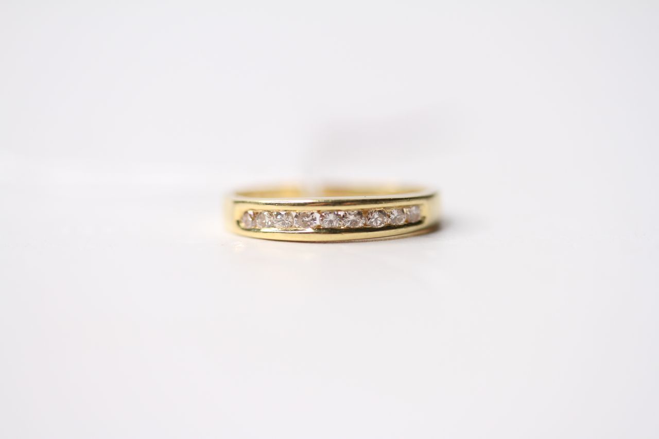 Channel Cut Diamond Ring, set with round brilliant cut diamonds, 18ct yellow gold, size M, 2.4.g