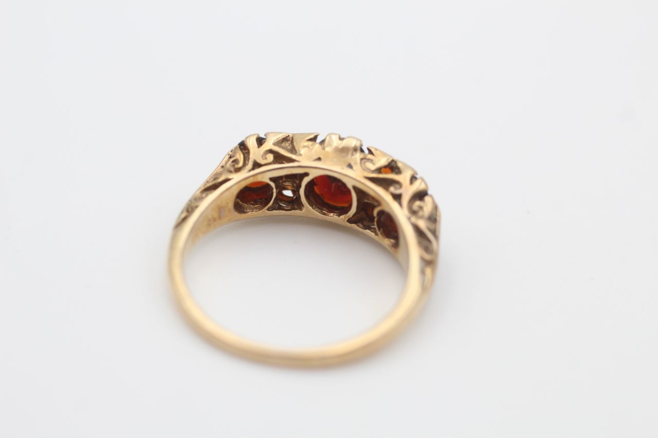 9ct gold vintage garnet seven stone gypsy setting dress ring (2.9g) - Image 3 of 4