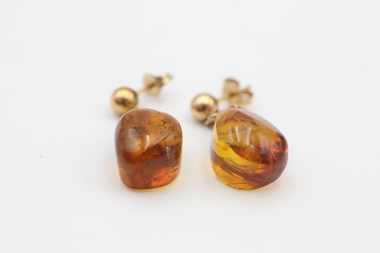 2 x 9ct gold vintage paired amber earrings inc. stud & drop (4.4g) - Image 3 of 4