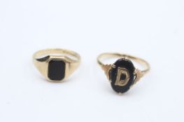 2 x 9ct gold onyx rings inc. antique, signet, initial (4.2g)