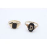 2 x 9ct gold onyx rings inc. antique, signet, initial (4.2g)