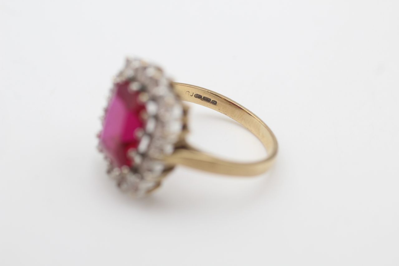 9ct gold synthetic ruby & clear gemstone cluster ring (4.1g) - Image 3 of 5