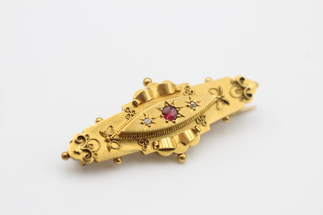 9ct gold antique Victorian diamond & red composite stone Etruscan brooch (3g) - Image 3 of 5