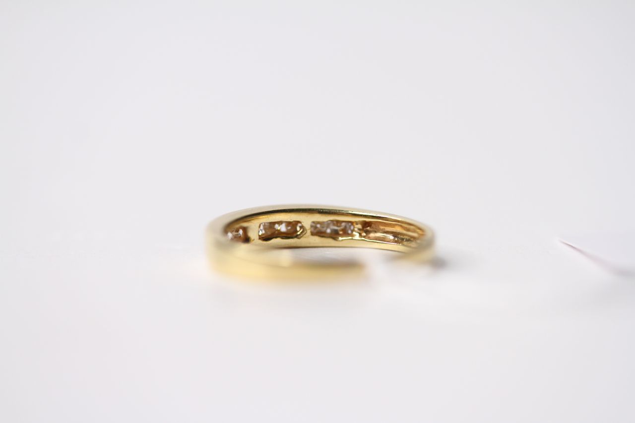 Channel Cut Diamond Ring, set with round brilliant cut diamonds, 18ct yellow gold, size M, 2.4.g - Image 4 of 4