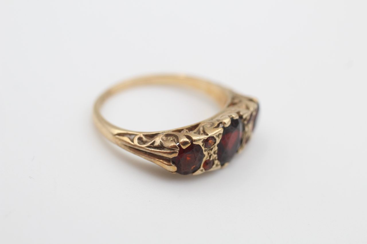 9ct gold vintage garnet seven stone gypsy setting dress ring (2.9g) - Image 4 of 4