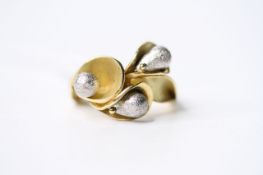 Pearl' Design Ring, stamped 18ct yellow gold, size S, 9.8g.