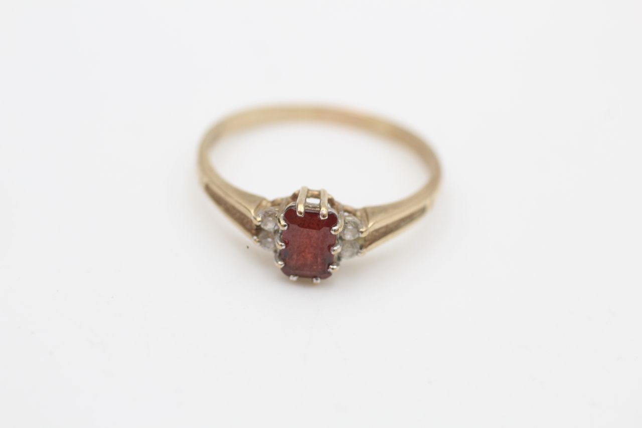 2 x 9ct gold vintage gemstone dress rings inc. garnet & clear gemstone (3.6g) - Image 3 of 4