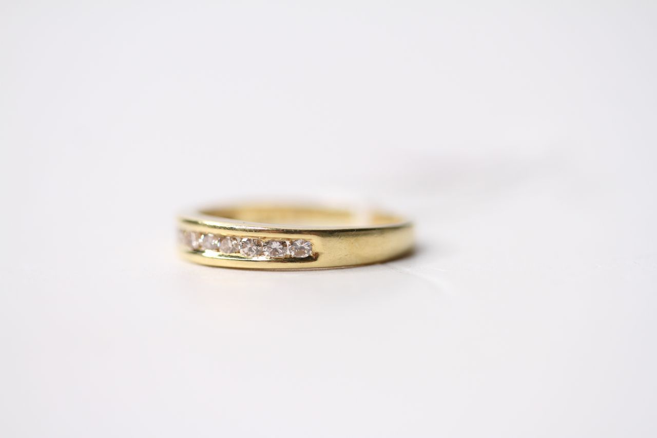 Channel Cut Diamond Ring, set with round brilliant cut diamonds, 18ct yellow gold, size M, 2.4.g - Image 3 of 4