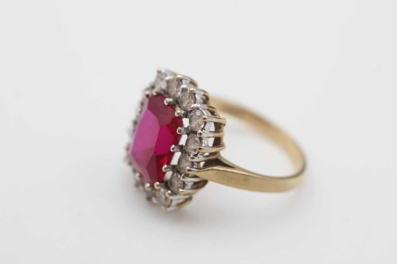 9ct gold synthetic ruby & clear gemstone cluster ring (4.1g) - Image 2 of 5