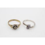 2 x 9ct yellow & white gold gemstone & diamond dress rings inc. sapphire & iolite (3.4g)