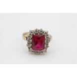 9ct gold synthetic ruby & clear gemstone cluster ring (4.1g)