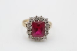 9ct gold synthetic ruby & clear gemstone cluster ring (4.1g)