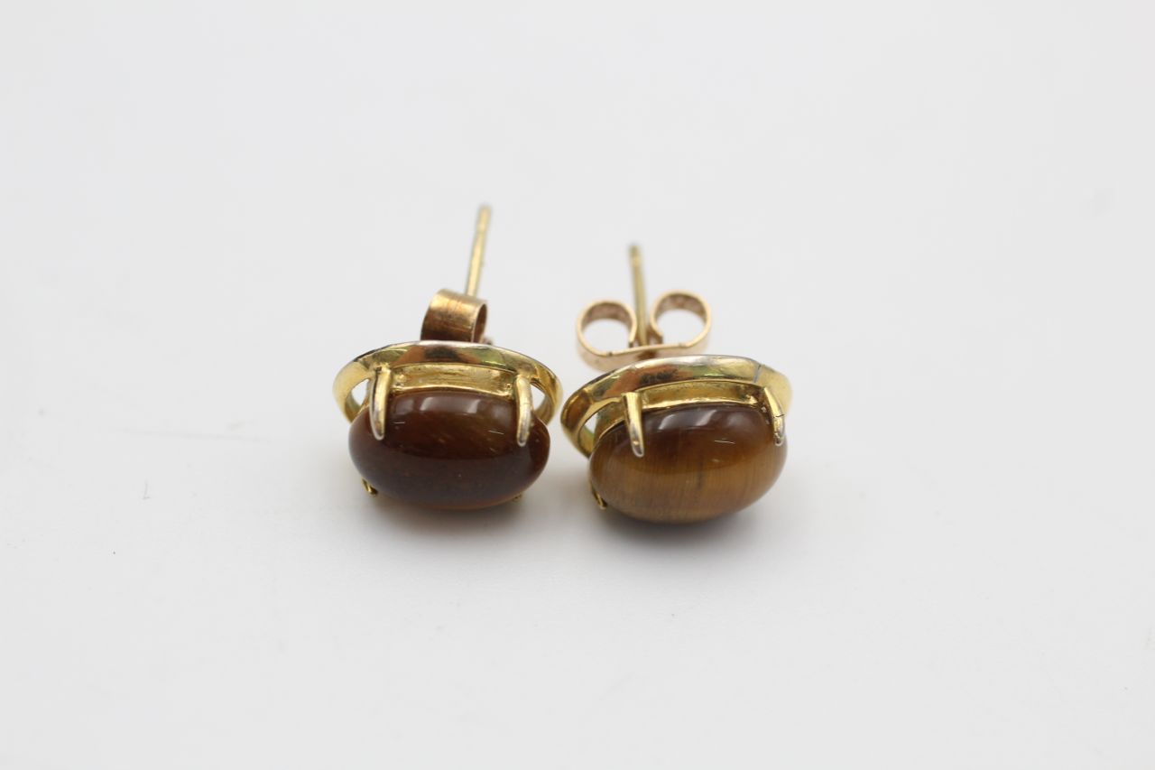 2 x 9ct gold earrings inc. tigers eye, coral, stud (3.7g) - Image 3 of 4