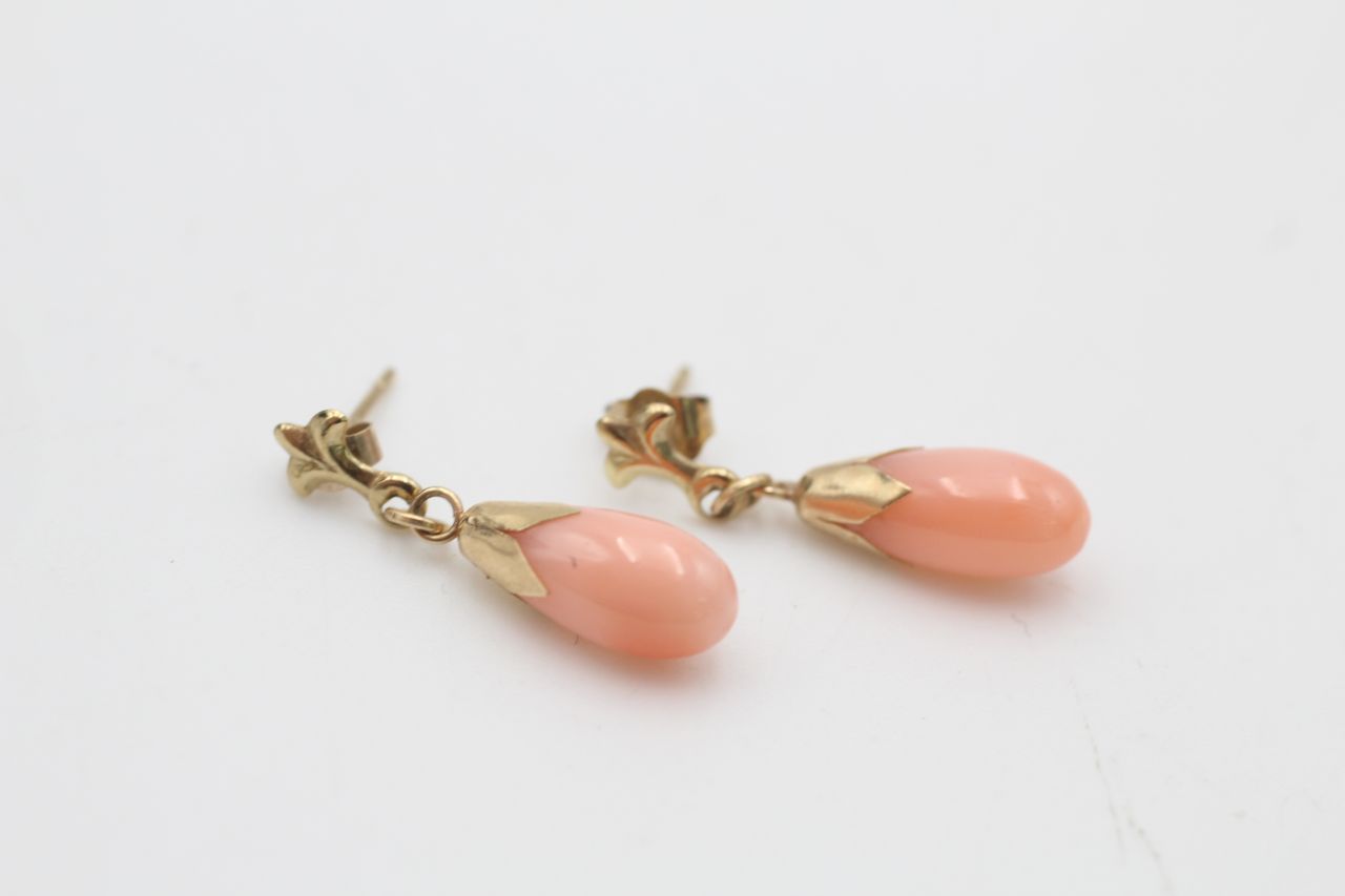 2 x 9ct gold earrings inc. tigers eye, coral, stud (3.7g) - Image 2 of 4