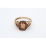 9ct gold brown paste solitaire ring with flower shoulders (3g)