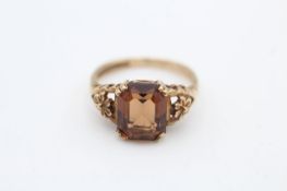 9ct gold brown paste solitaire ring with flower shoulders (3g)