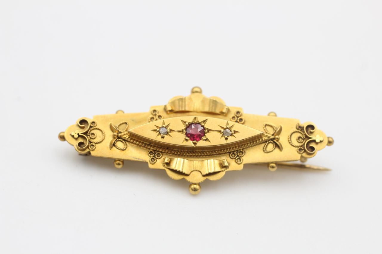 9ct gold antique Victorian diamond & red composite stone Etruscan brooch (3g)