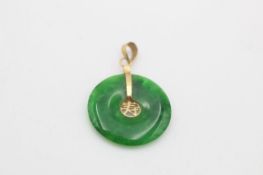 18ct gold green paste oriental good luck circle pendant (1g)