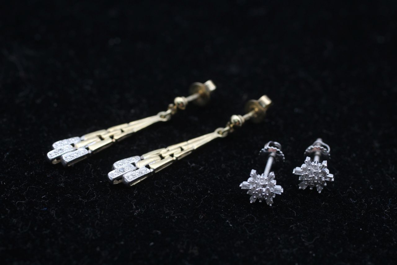 2 x 9ct gold diamond earrings inc. white gold drop, cluster (3.2g)