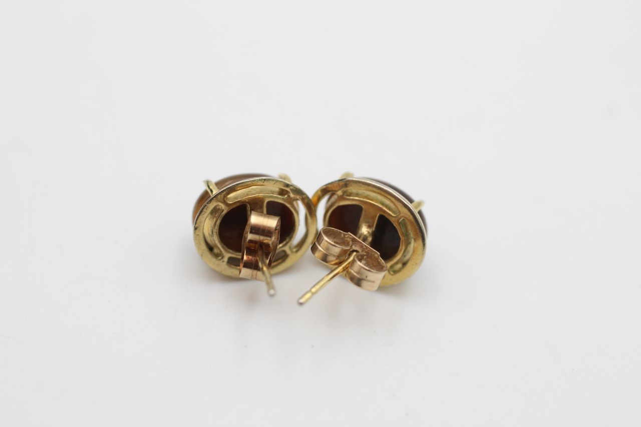 2 x 9ct gold earrings inc. tigers eye, coral, stud (3.7g) - Image 4 of 4