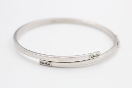 9ct white gold gemstone cross over bangle (4.5g)