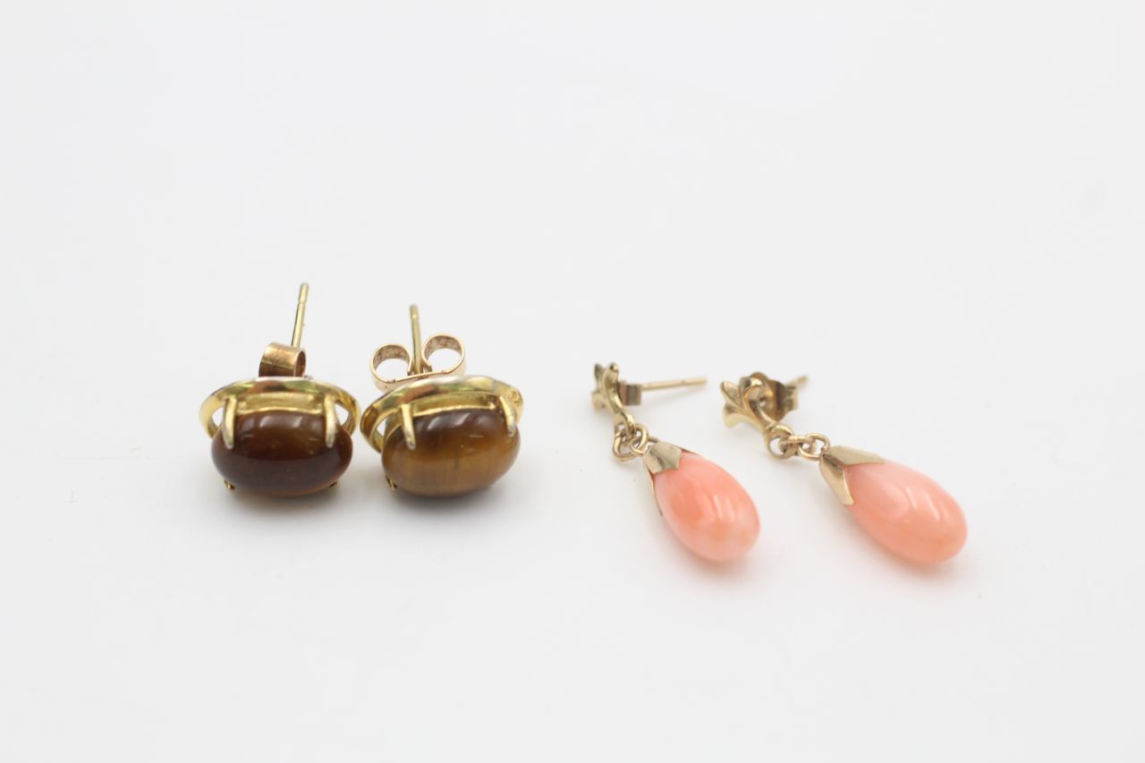 2 x 9ct gold earrings inc. tigers eye, coral, stud (3.7g)